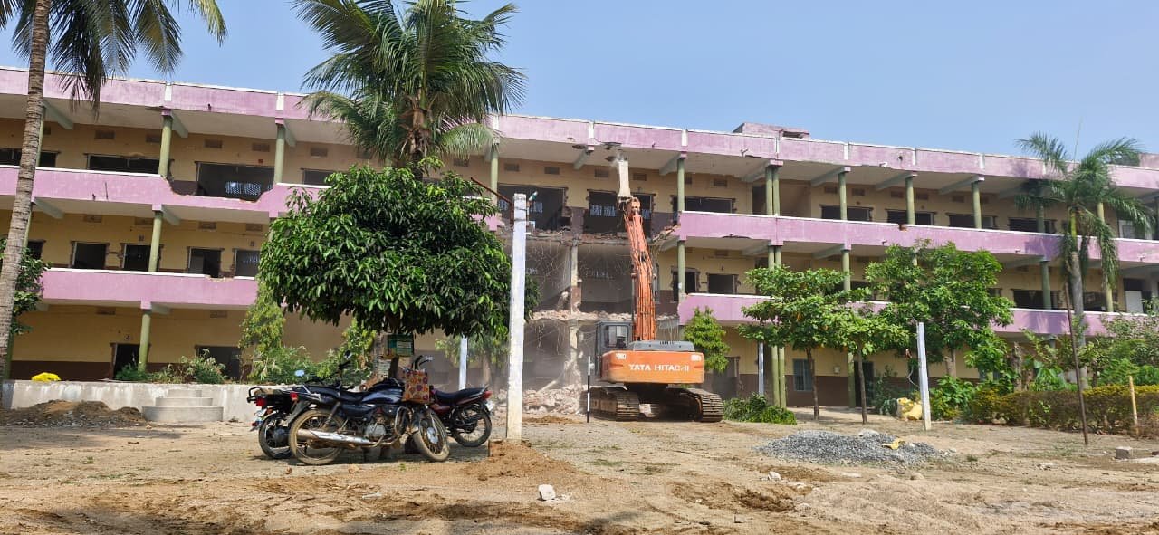 Hydraulic breaker working on concrete in Bangalore