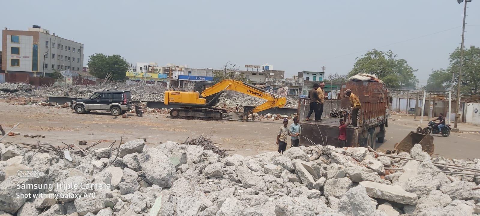 Hydraulic breaker working on concrete in Vijayawada